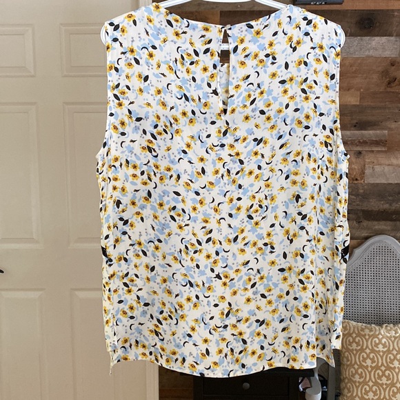 Zara Basic Floral Sleeveless shirt - Picture 4 of 4